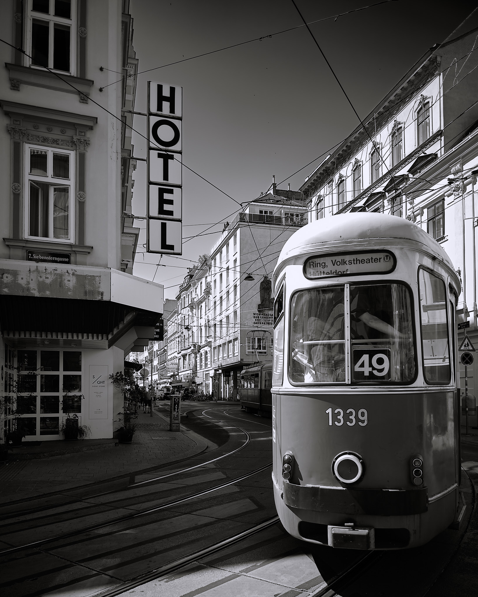 The S by the Neubaugaße
